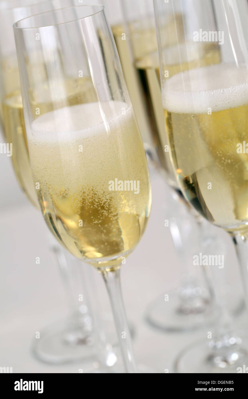Réception au champagne avec vin mousseux dans les verres d'affilée Banque D'Images