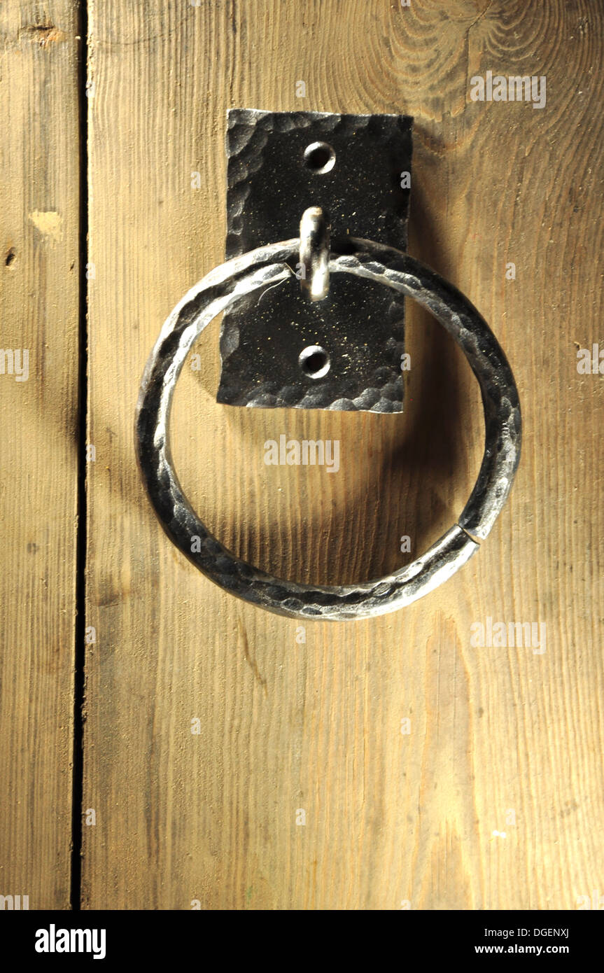 Un anneau de fer forgé sur bois UK Banque D'Images
