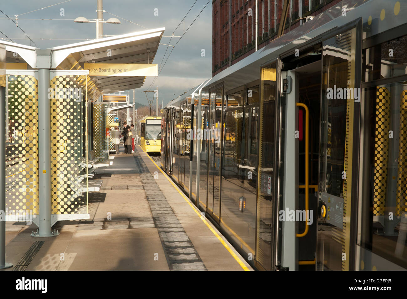 Le tramway Metrolink le premier jour des services de voyageurs à Shaw, à l'arrêt Shaw et Crompton, Oldham, Manchester, Angleterre, RU Banque D'Images