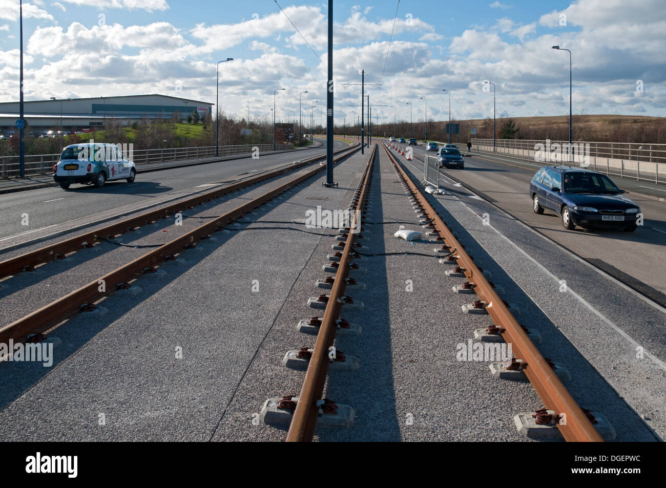 Les voies de tramway Metrolink sur Lord Sheldon Way, à l'Est, la ligne de Manchester Ashton en vertu de Lyne, Tameside, Manchester, Angleterre, RU Banque D'Images