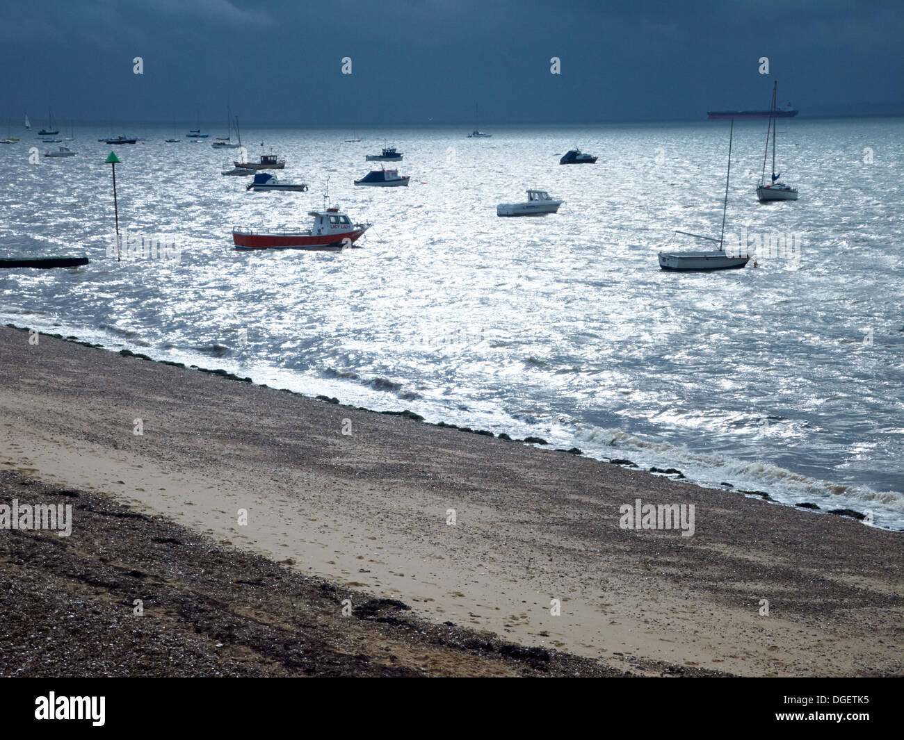 Bateaux amarrés sur la Tamise à Southend, Angleterre Banque D'Images