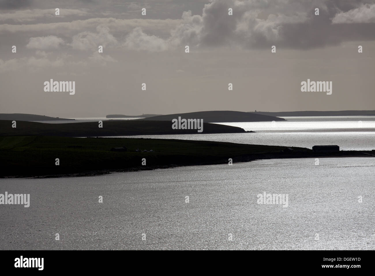 Des îles Orcades, en Écosse. Se découpant sur les îles Orkney de Lamb Holm et Burray vers South Ronaldsay et flotta Banque D'Images