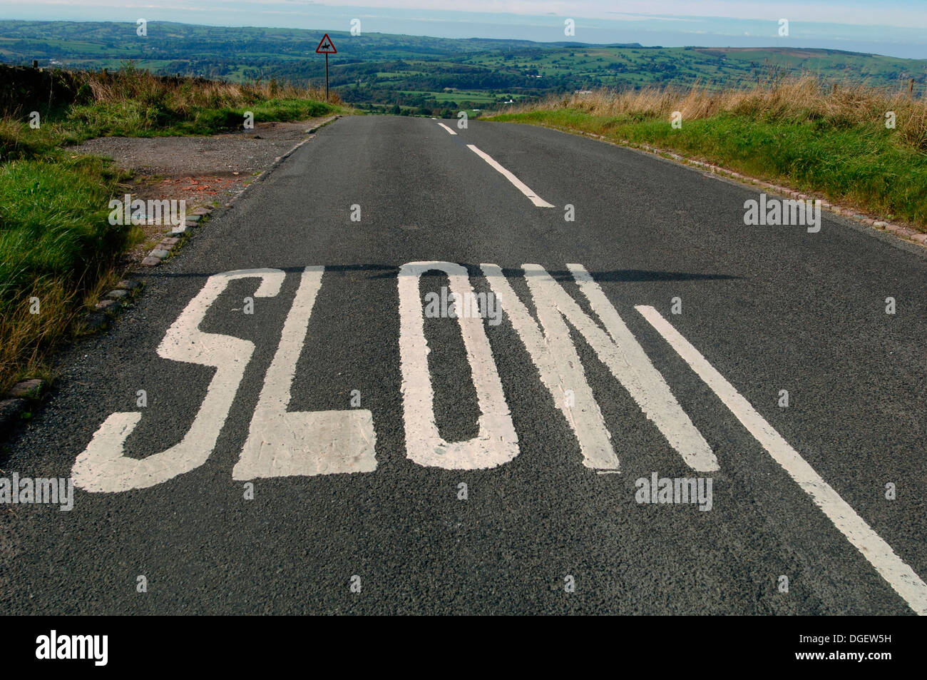 Signe lent sur une route de campagne dans le Staffordshire Moorlands Banque D'Images