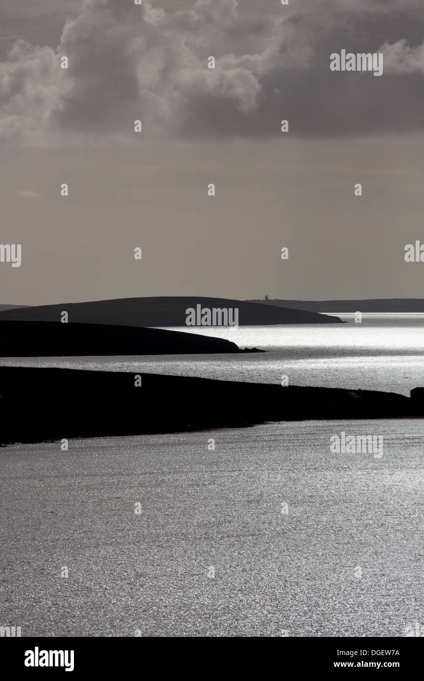 Des îles Orcades, en Écosse. Se découpant sur les îles Orkney de Lamb Holm et Burray vers South Ronaldsay et flotta Banque D'Images