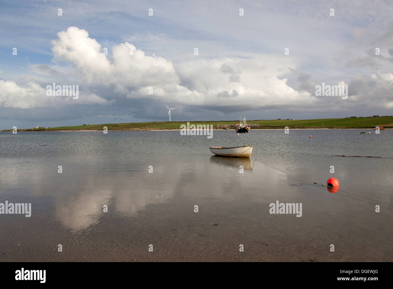 Des îles Orcades, en Écosse. Vue pittoresque sur un bateau de pêche (Alison Marie K420) est ancré dans son. Weddell Banque D'Images