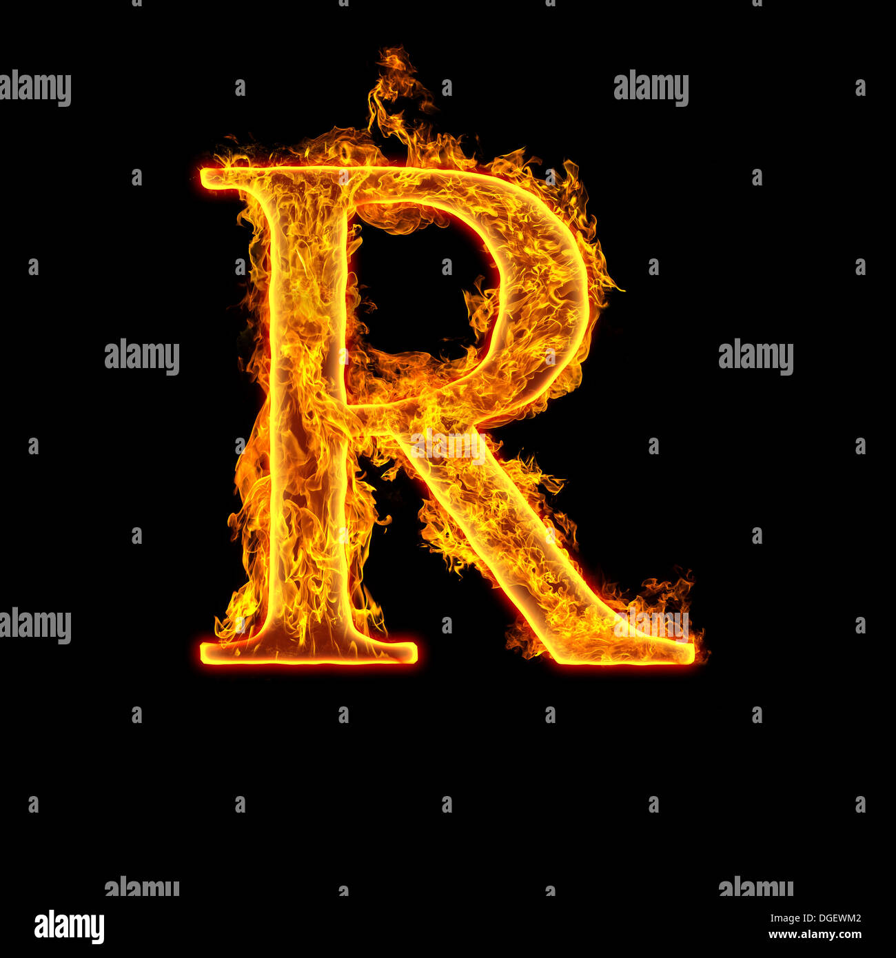 Alphabet lettre R feu isolé sur fond noir. Banque D'Images