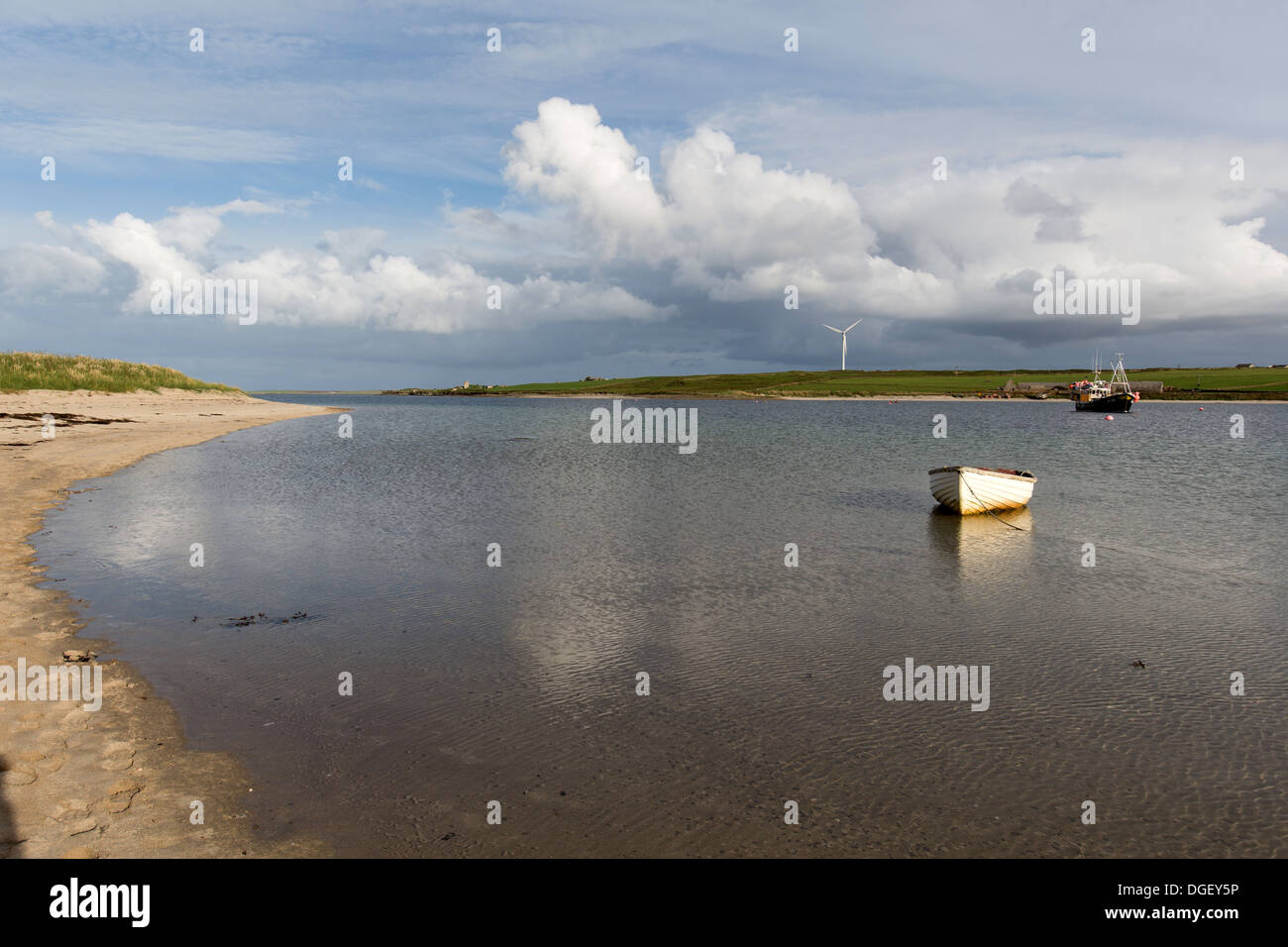 Des îles Orcades, en Écosse. Vue pittoresque de Weddell est saine, avec l'île de Burray dans l'arrière-plan. Banque D'Images