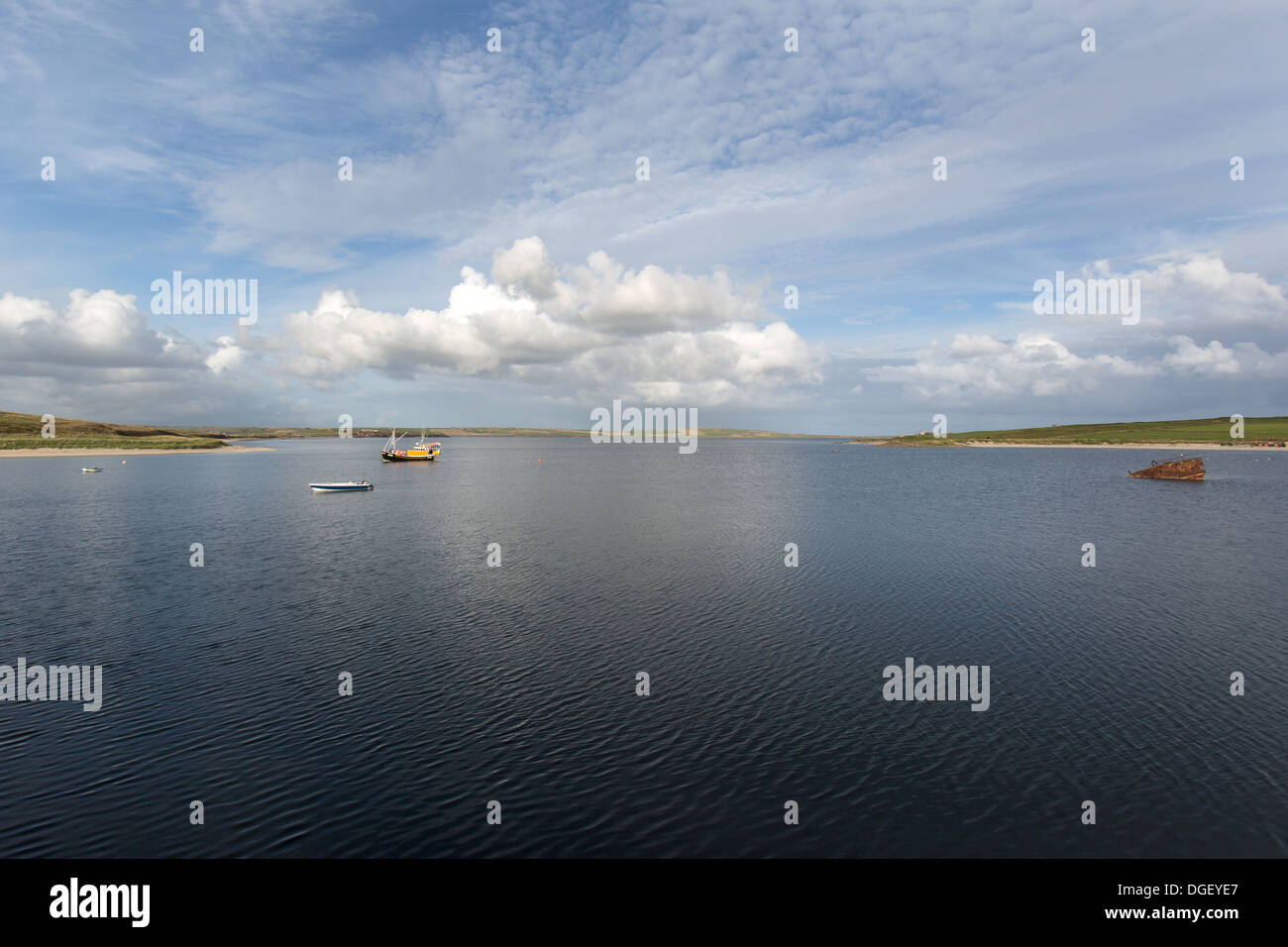 Des îles Orcades, en Écosse. Weddell est saine, avec l'île de Burray sur le droit et la terre ferme à l'arrière-plan. Banque D'Images