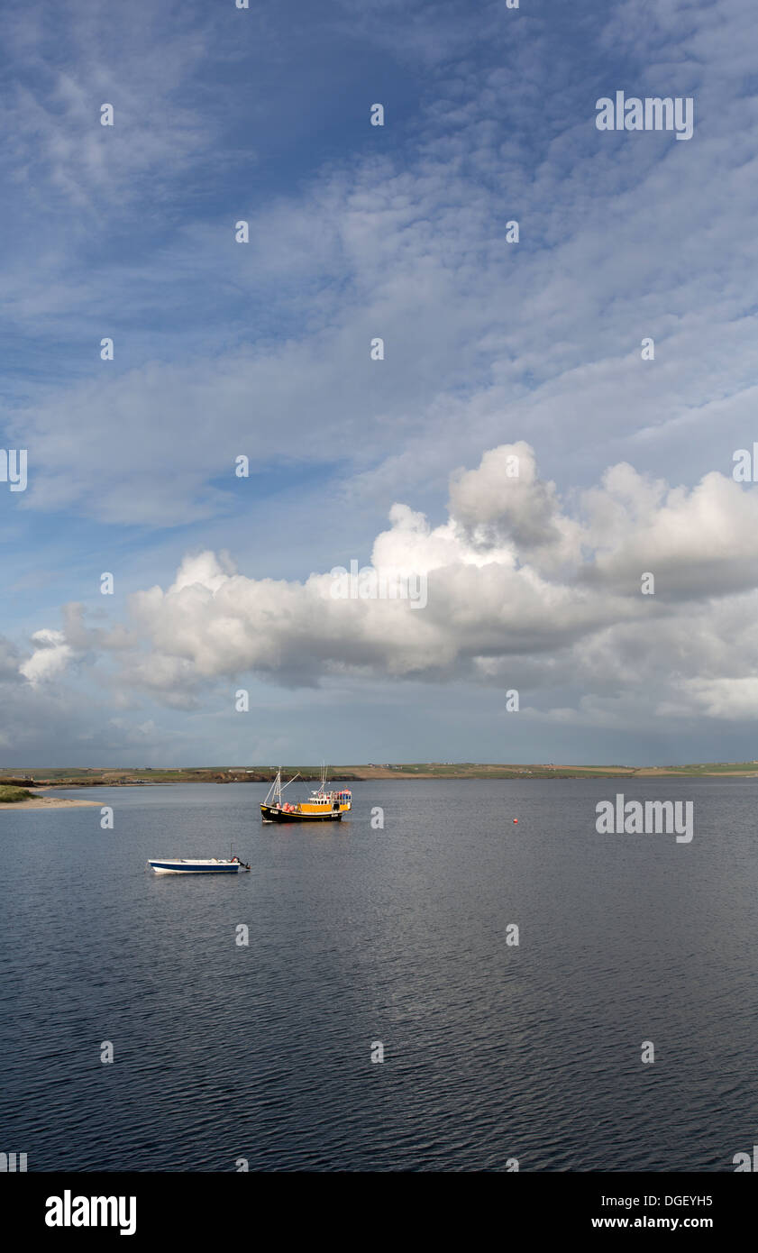 Des îles Orcades, en Écosse. Vue pittoresque des Orcades est saine, avec la partie continentale de Weddell dans l'arrière-plan. Banque D'Images