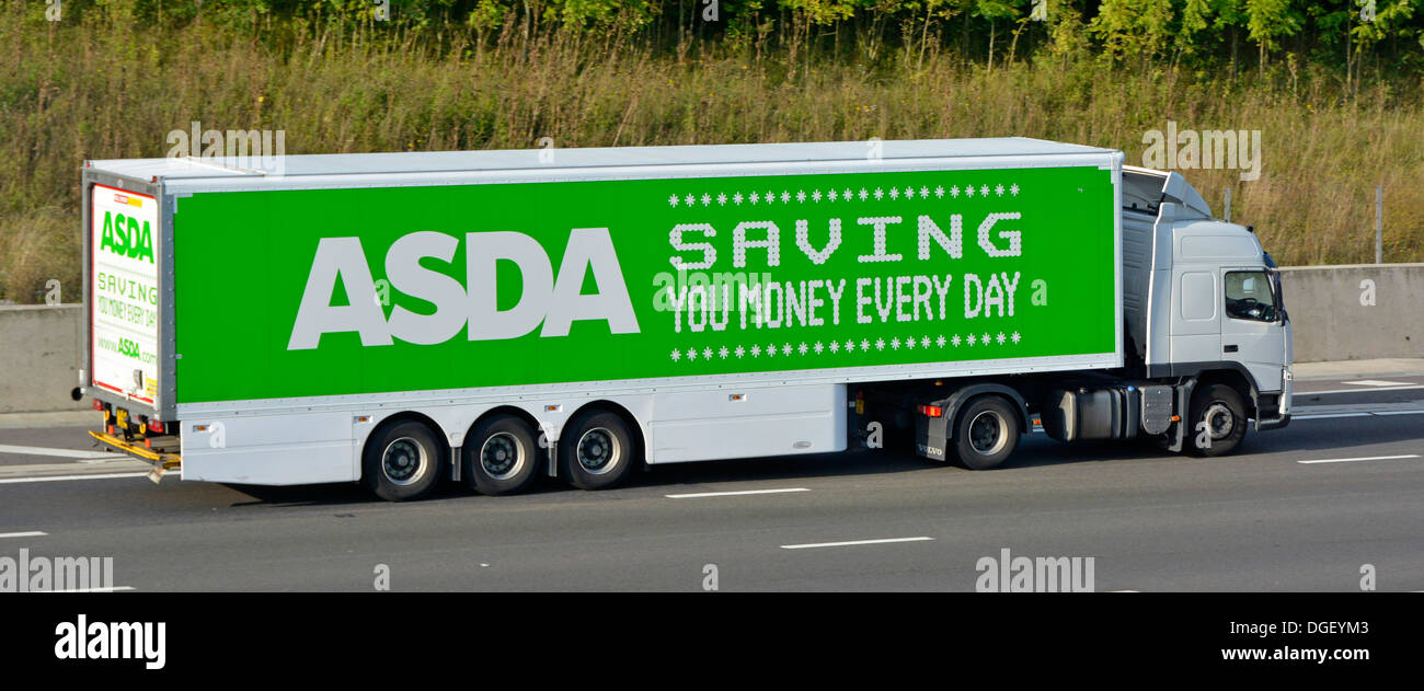 Supermarché Asda camion remorque et économiser de l'argent de la publicité Banque D'Images