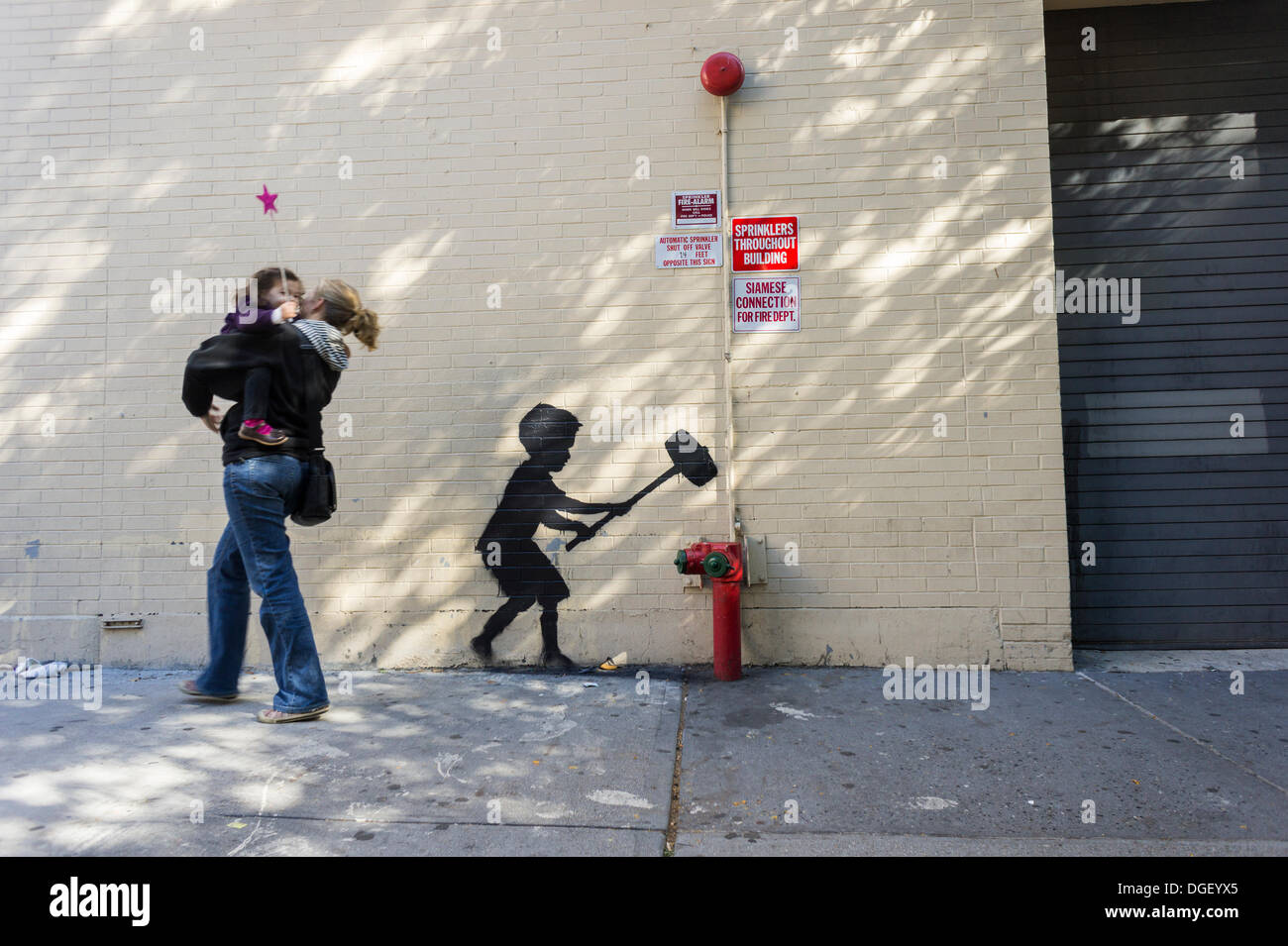 New York, USA. 20 Oct, 2013. Les amateurs de street art affluent au quartier de l'Upper West Side de New York, le dimanche, 20 octobre, 2013 pour voir la vingtième tranche de l'art graffiti de Banksy, l'insaisissable artiste de rue, c'est la création d'œuvres autour de la ville chaque jour pendant le mois d'octobre. Crédit : Richard B. Levine/Alamy Live News Banque D'Images