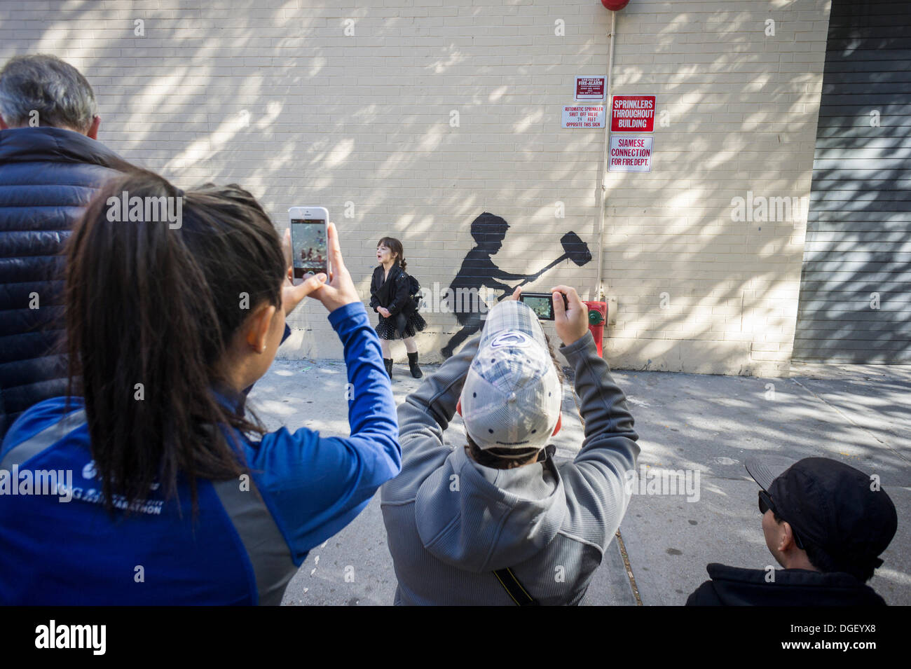New York, USA. 20 Oct, 2013. Les amateurs de street art affluent au quartier de l'Upper West Side de New York, le dimanche, 20 octobre, 2013 pour voir la vingtième tranche de l'art graffiti de Banksy, l'insaisissable artiste de rue, c'est la création d'œuvres autour de la ville chaque jour pendant le mois d'octobre. Crédit : Richard B. Levine/Alamy Live News Banque D'Images