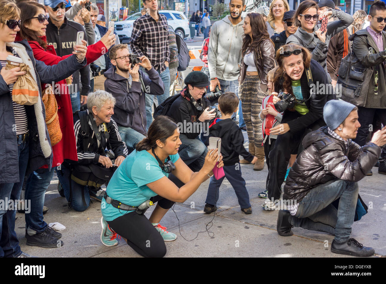 New York, USA. 20 Oct, 2013. Les amateurs de street art affluent au quartier de l'Upper West Side de New York, le dimanche, 20 octobre, 2013 pour voir la vingtième tranche de l'art graffiti de Banksy, l'insaisissable artiste de rue, c'est la création d'œuvres autour de la ville chaque jour pendant le mois d'octobre. Crédit : Richard B. Levine/Alamy Live News Banque D'Images