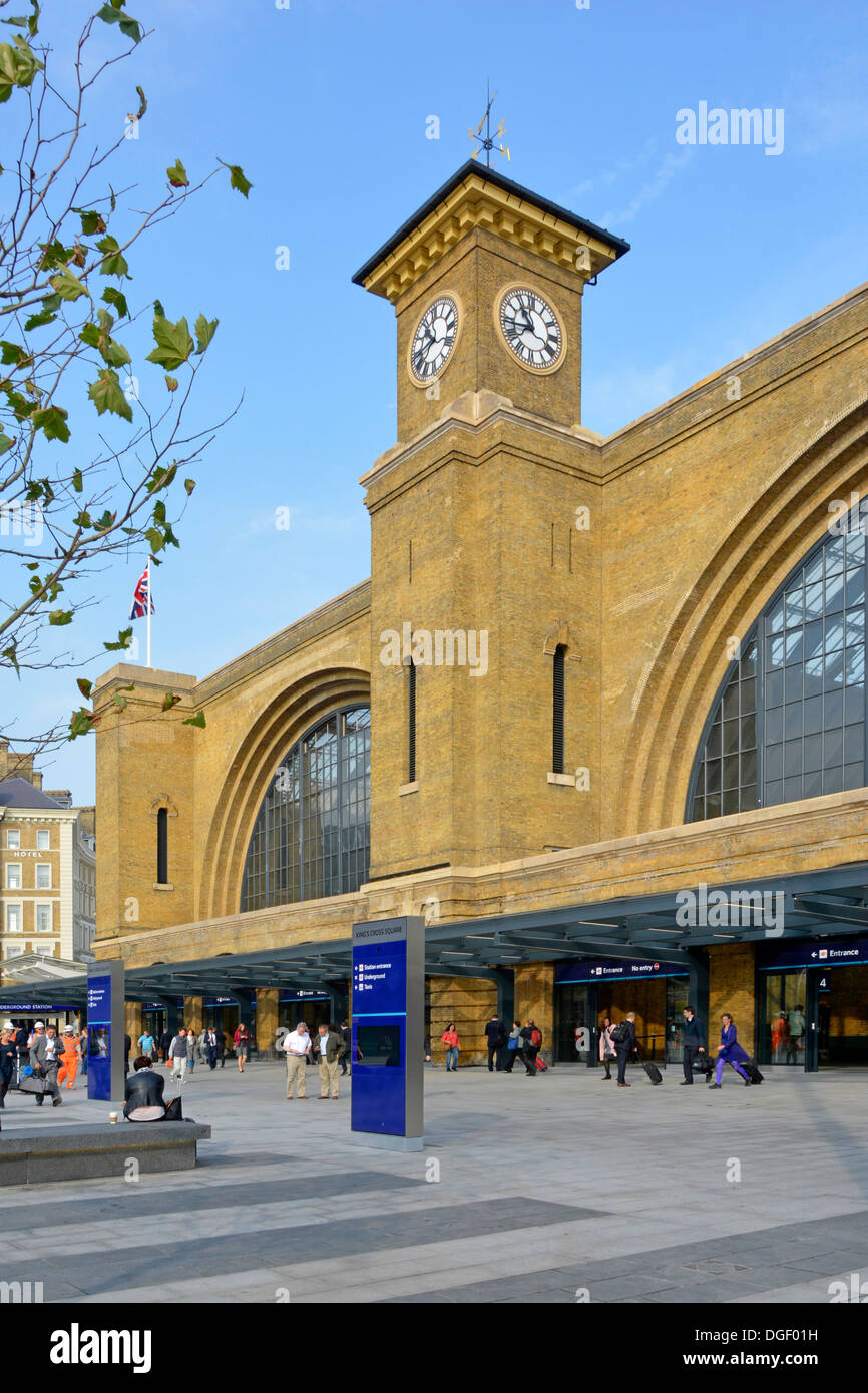 Remodeled Kings Cross Square et de la gare ferroviaire de façade le réaménagement de la gare de King's Cross Banque D'Images