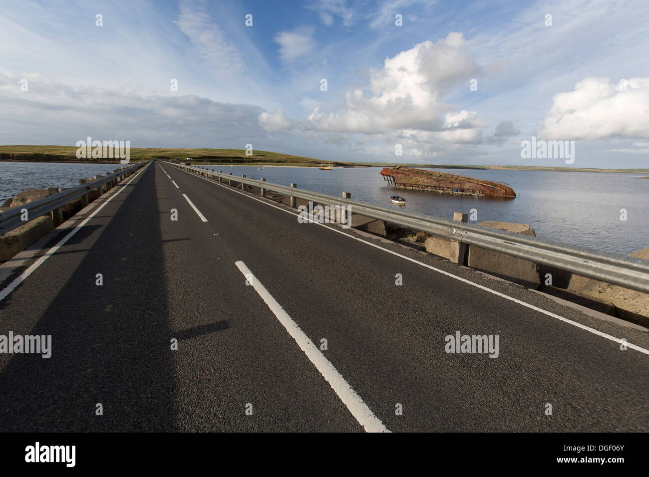 Des îles Orcades, en Écosse. L'A961 à barrière Churchill numéro 3 avec un blockship engloutie dans l'arrière-plan. Banque D'Images