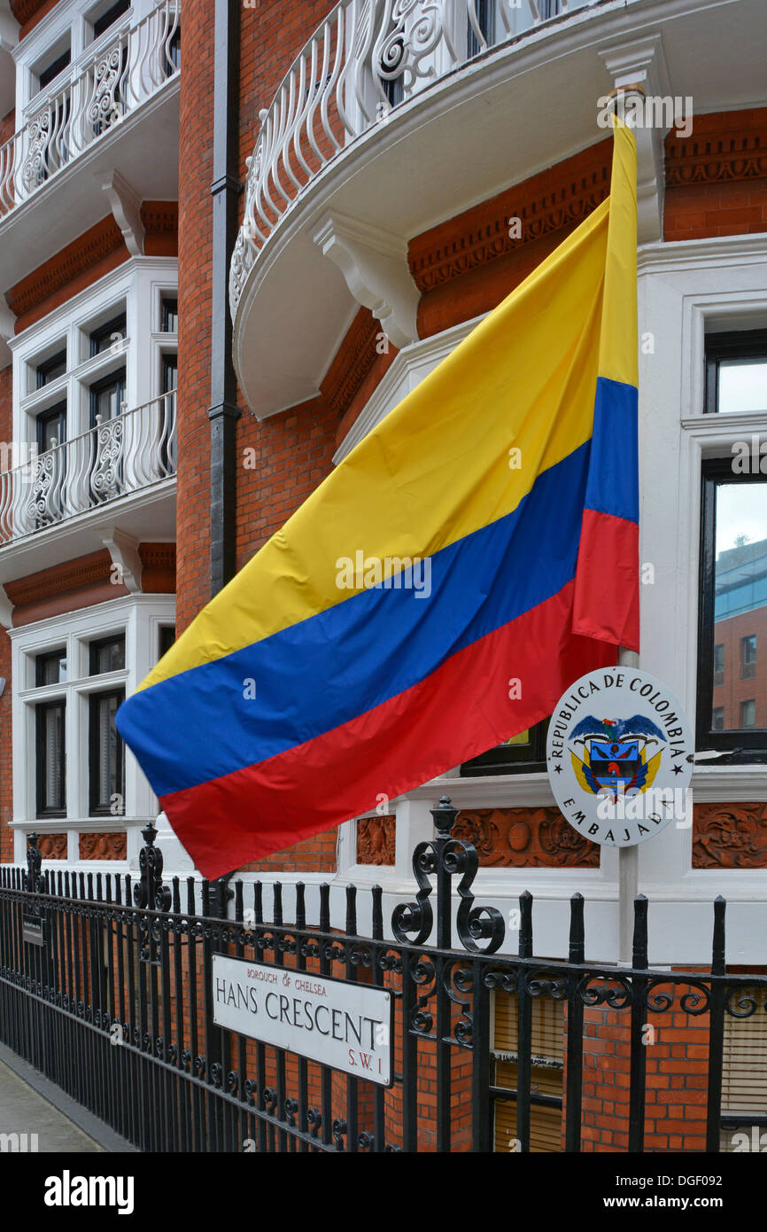 Drapeau national à l'extérieur de l'Ambassade de Colombie, à Hans Crescent London Banque D'Images