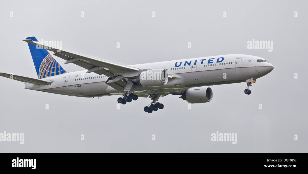 United Airlines Boeing 777 N229UA pour atterrir à l'aéroport de Londres Heathrow LHR Banque D'Images
