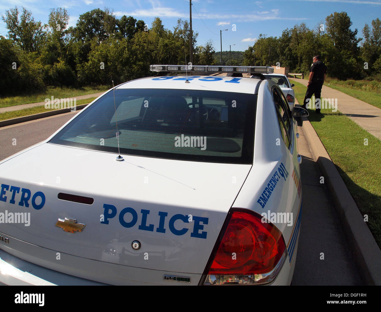 Officier du service de la police métropolitaine de Nashville s'approche d'un véhicule et les occupants arrêté à Nashville, Tennessee, USA Banque D'Images