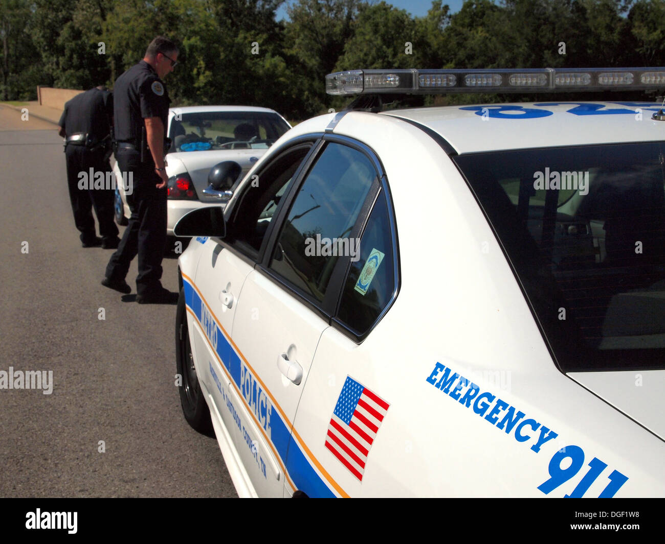 Les agents de police métropolitaine de Nashville parler aux occupants d'une voiture à Nashville, Tennessee, USA Banque D'Images