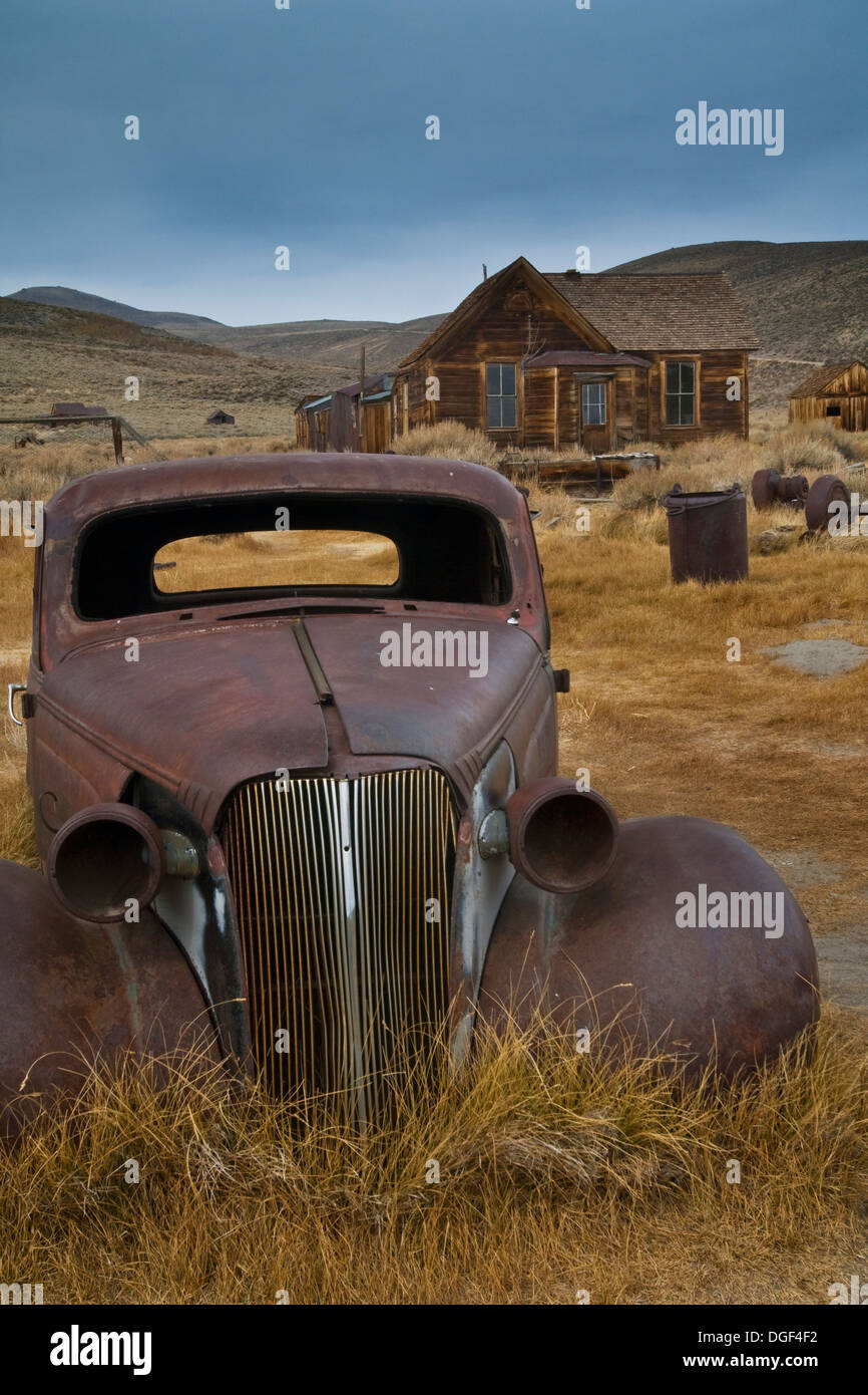 Old rusted voitures en champ, Bodie State Historic Park, comté de Mono, en Californie Banque D'Images