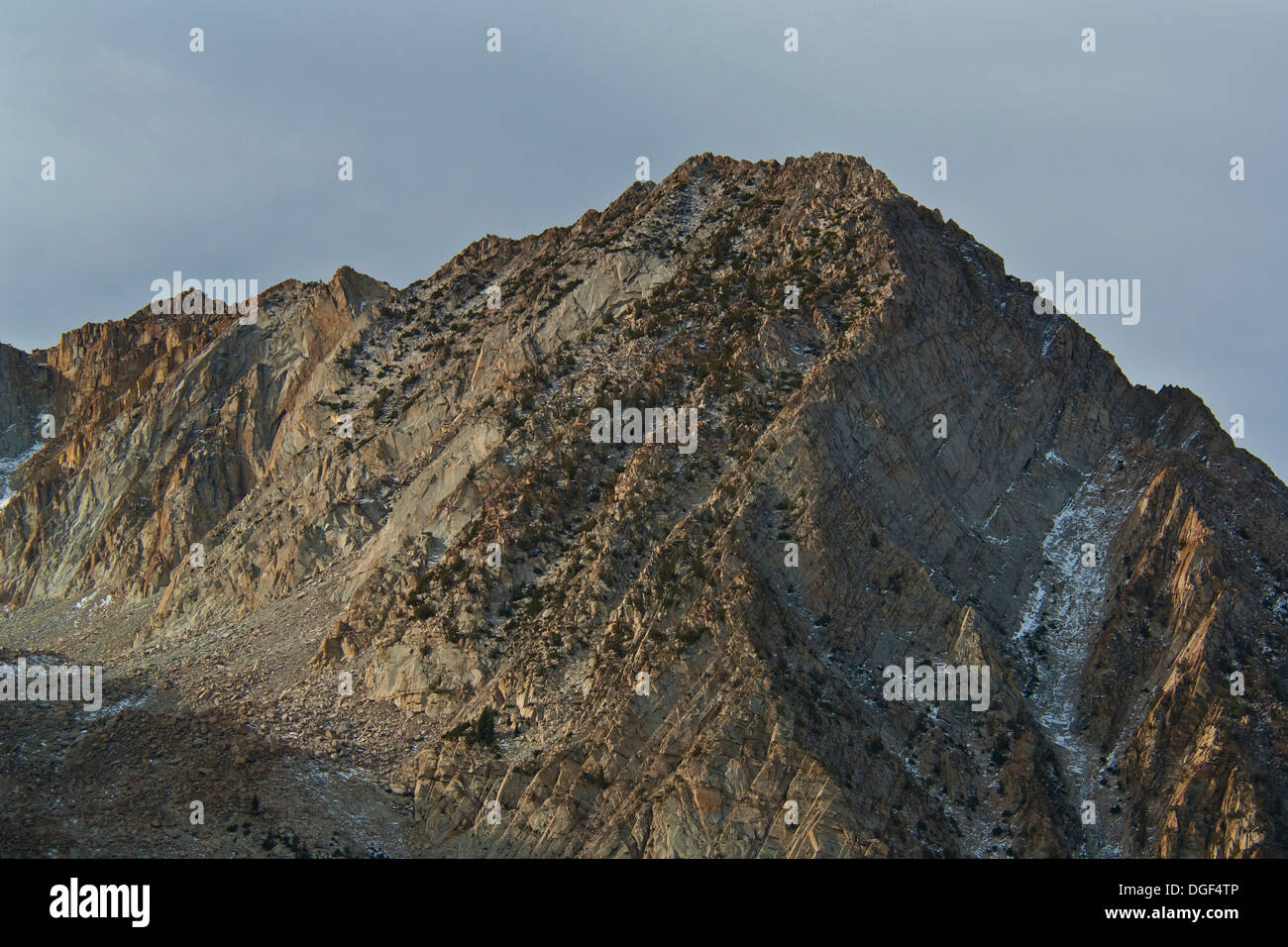 Sommet de montagne et Ridge près de Tioga Pass, comté de Mono, en Californie Banque D'Images