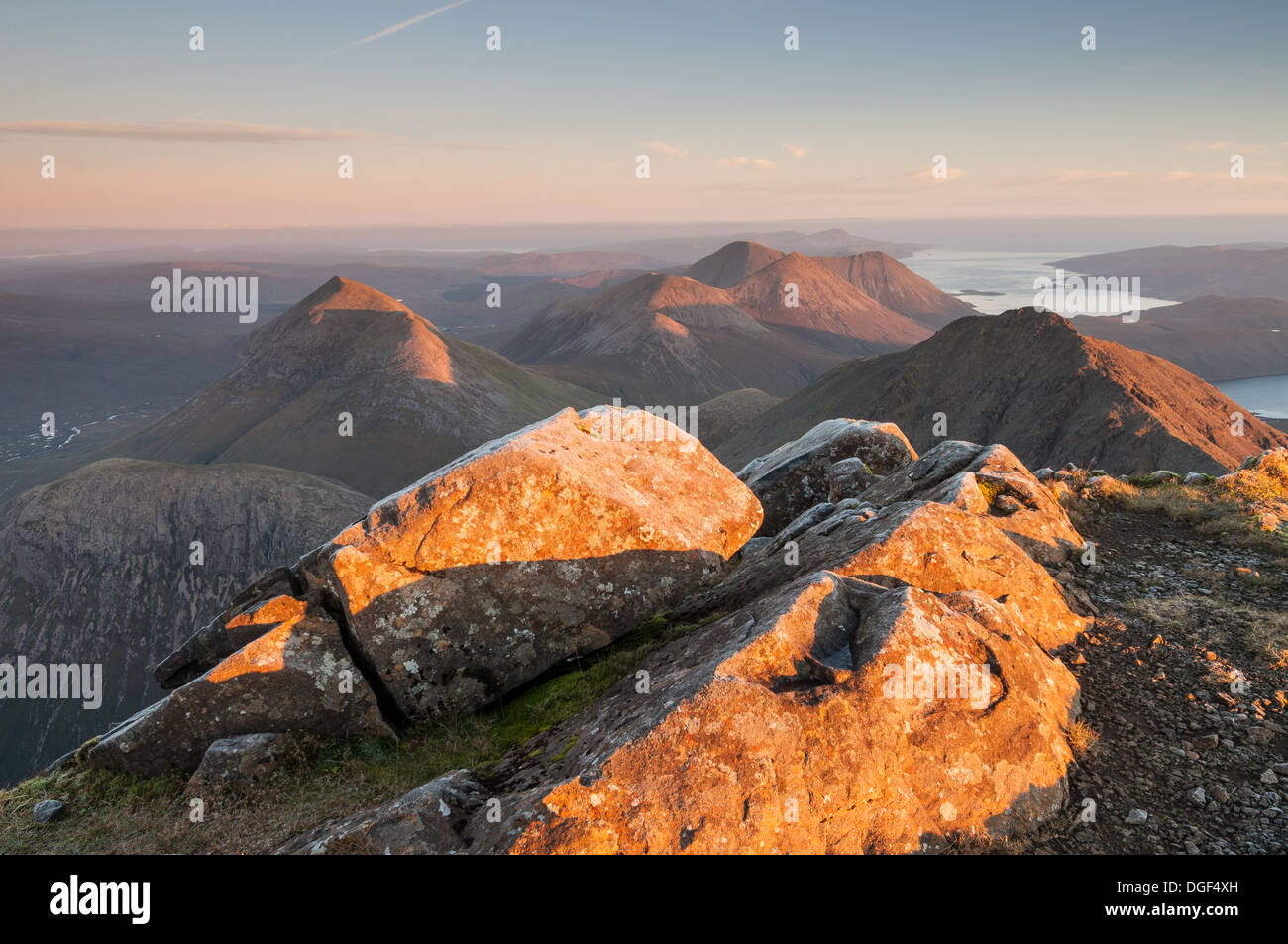La lumière du soleil du matin sur le sommet rocheux de Bla Bheinn, avec Marsco et les Cuillin hills rouge en arrière-plan, l'île de Skye Banque D'Images