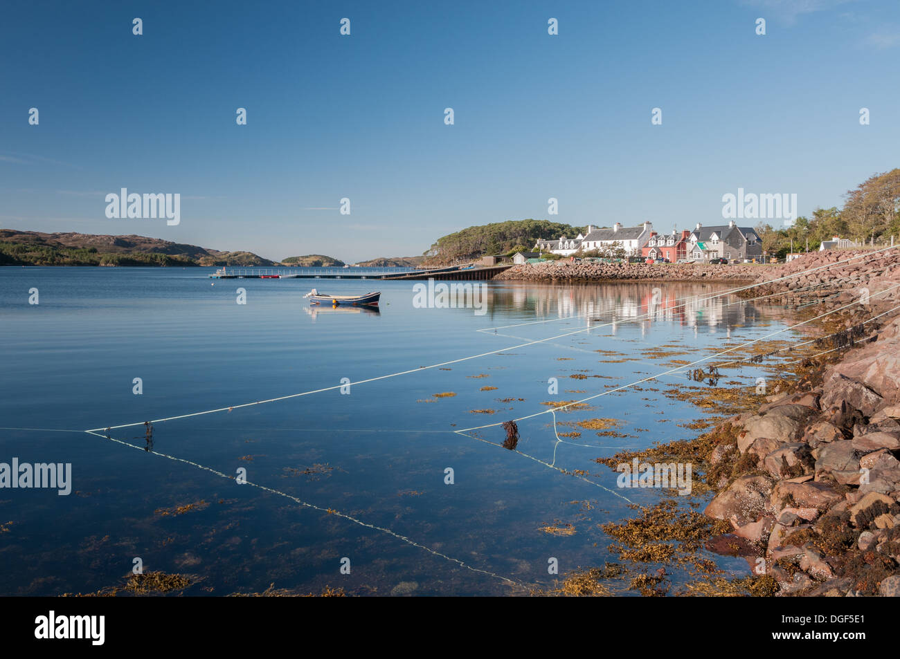 Shieldaig village et Loch Shieldaig sur un ciel bleu calme jour, Wester Ross, les Highlands écossais Banque D'Images