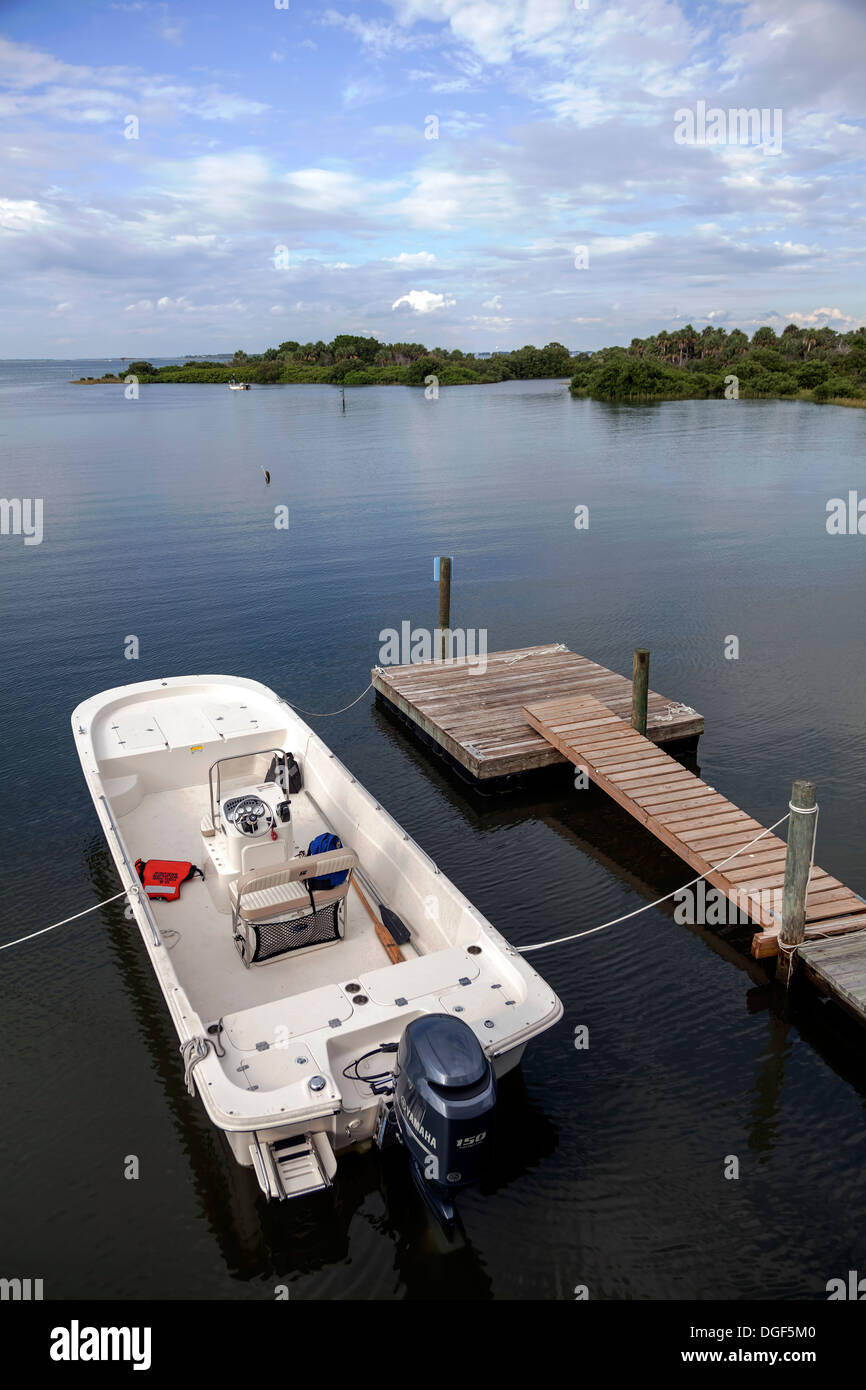 Ouvert blanc élégant bateau de pêche avec moteur hors-bord est attaché à un quai flottant sur la touche du nord près de Cedar Key, en Floride. Banque D'Images