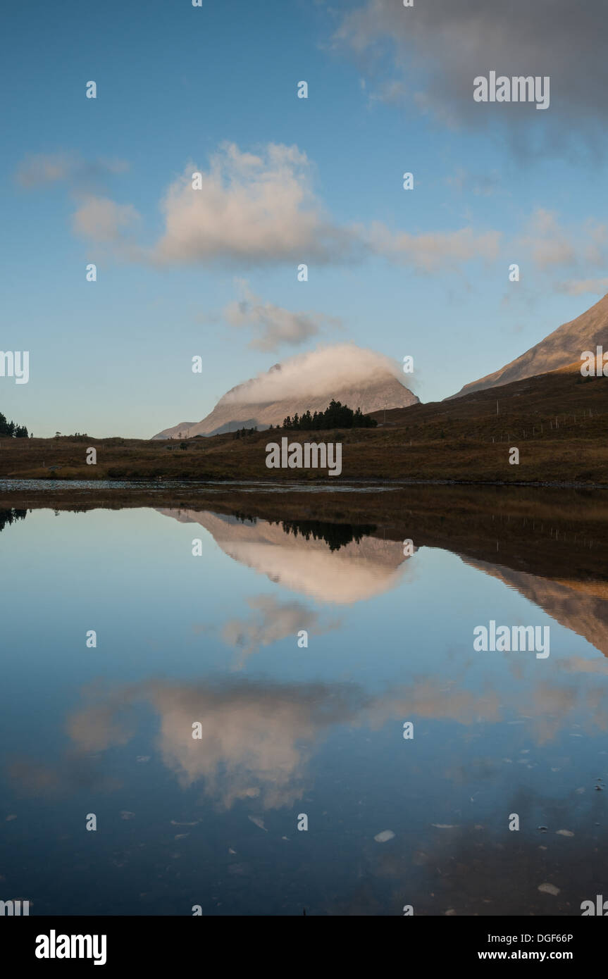 Liathach reflétée dans le Loch Torridon Glen, Clair, Wester Ross, les Highlands écossais Banque D'Images