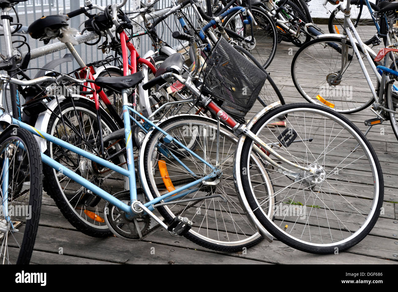 Parking vélos bay,appuyée sur chaque autres Banque D'Images