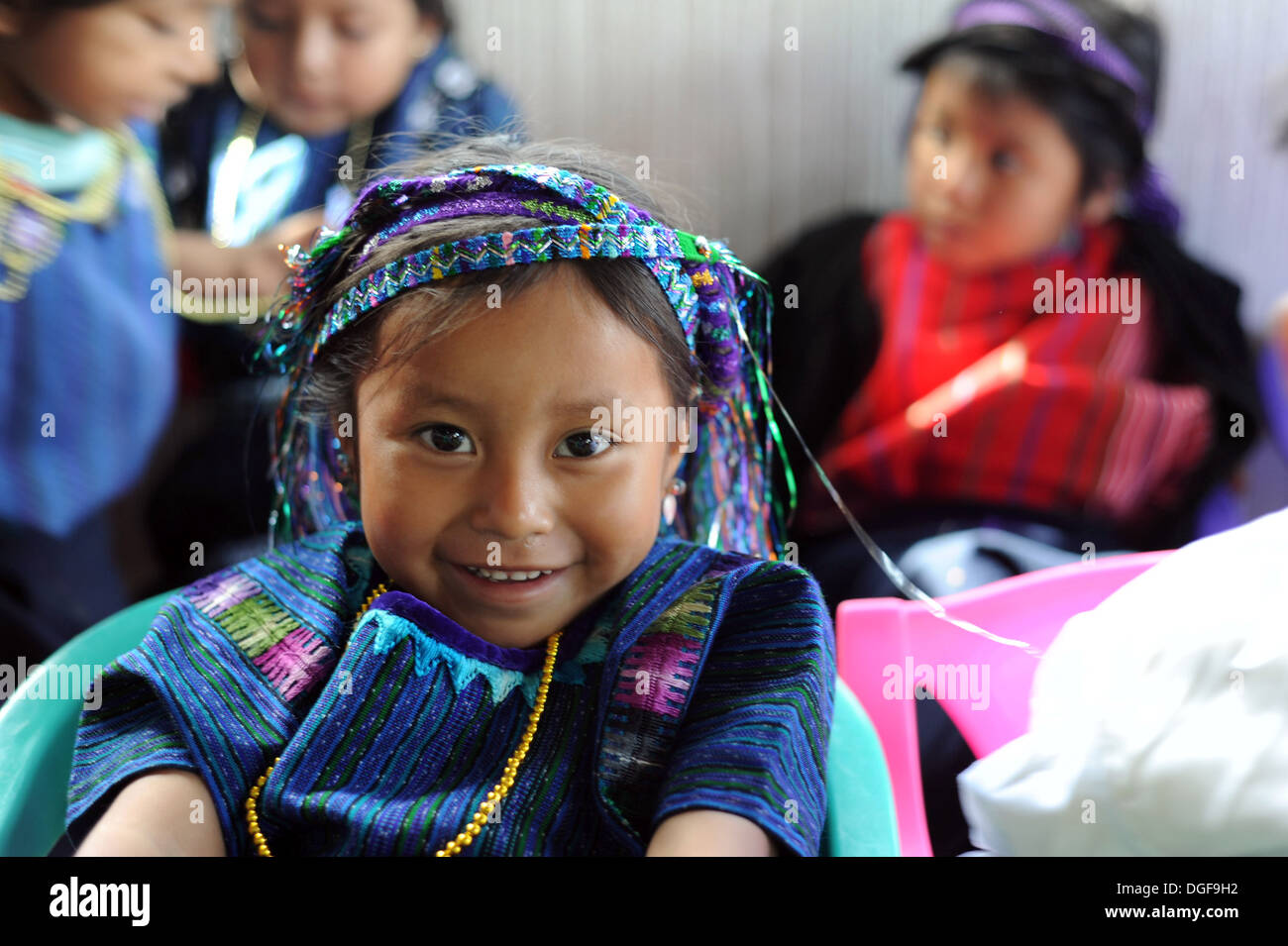 Une jeune fille autochtone du Guatemala en costume traditionnel à San Antonio Palopo, Solola, Guatemala. Banque D'Images