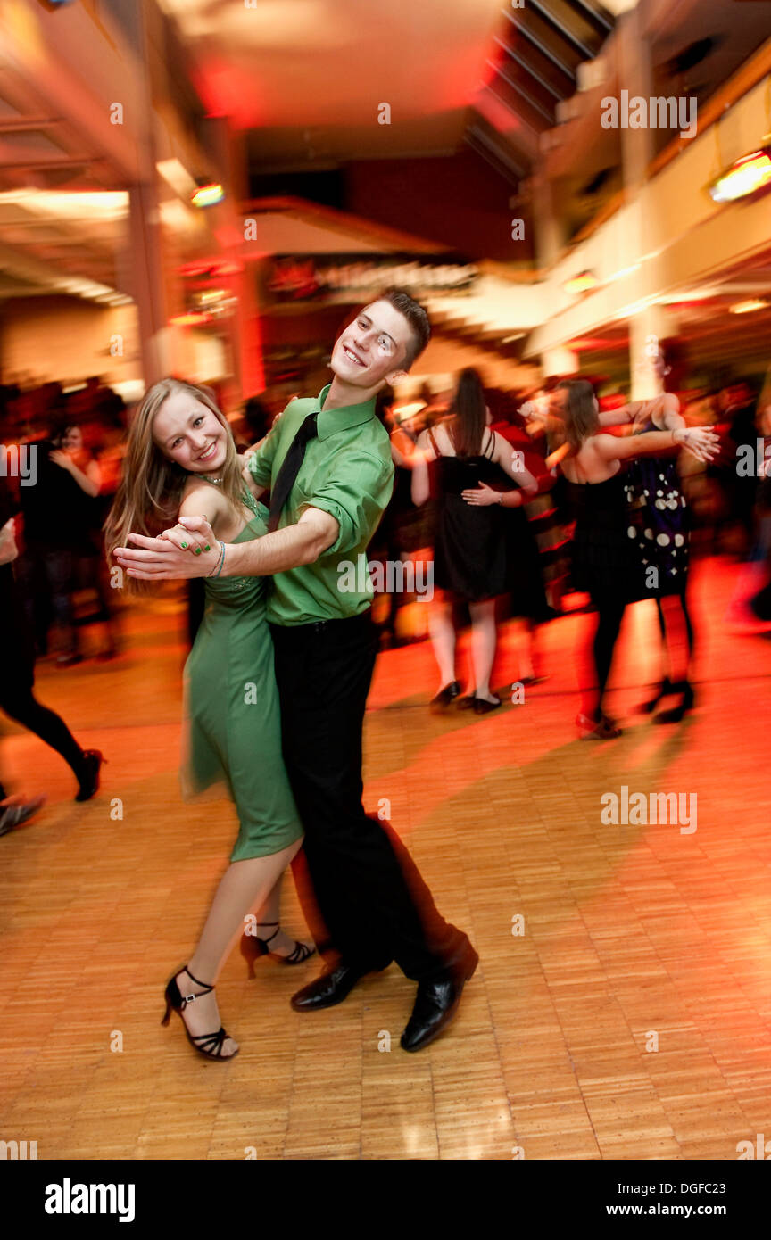 Young couple dancing at the prom d'une école de danse, Allemagne Banque D'Images