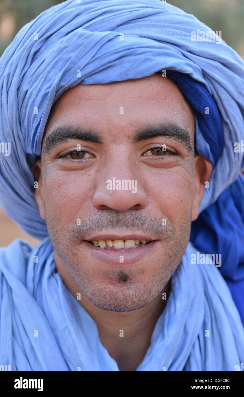 Le berbère avec turban bleu clair, Merzouga, Maroc, région de Meknès-Tafilalet Banque D'Images