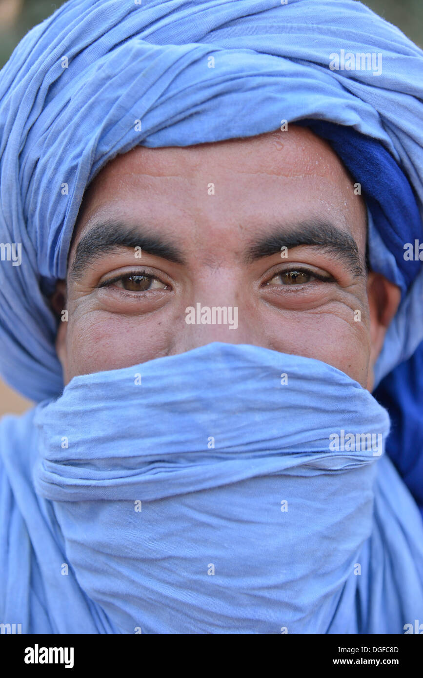 Le berbère avec turban bleu clair, Merzouga, Maroc, région de Meknès-Tafilalet Banque D'Images