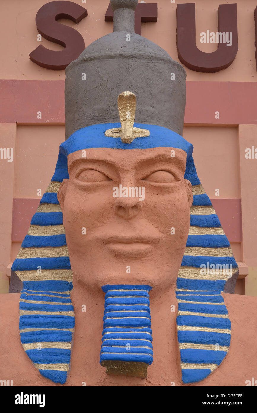 Sphinx à l'entrée de la CLA film studios ou Atlas Corporation Studios, Ouarzazate, Ouarzazate, Maroc Province Banque D'Images