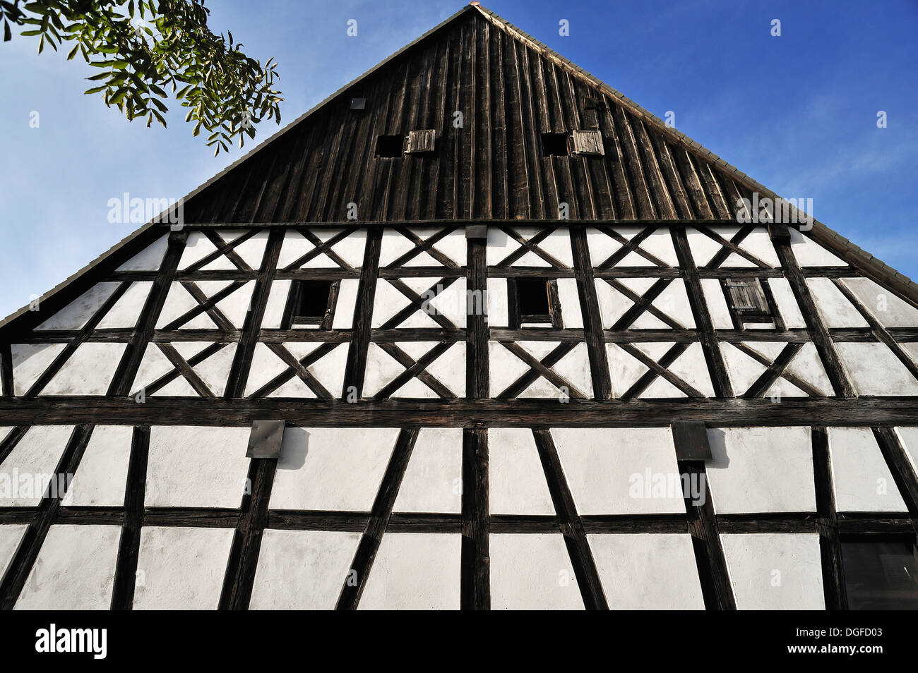 Façade d'une ancienne grange à colombage franconien, Regensberg, Haute-Franconie, Bavière, Allemagne Banque D'Images