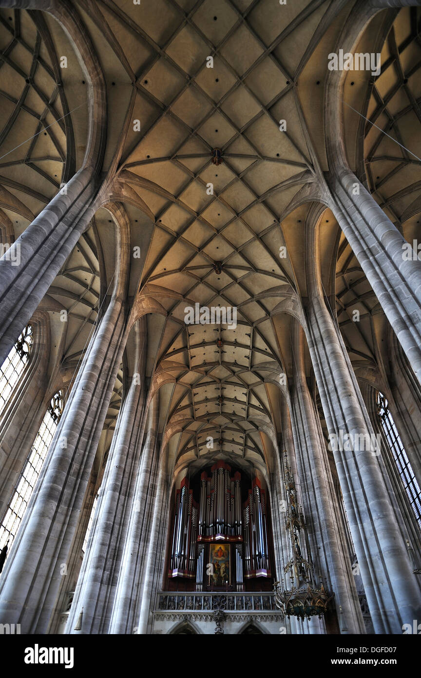 Plafond voûté et orgue sur la tribune de la fin-gothique à trois nefs église hall, St George's Minster, 1499, Dinkelsbühl Banque D'Images