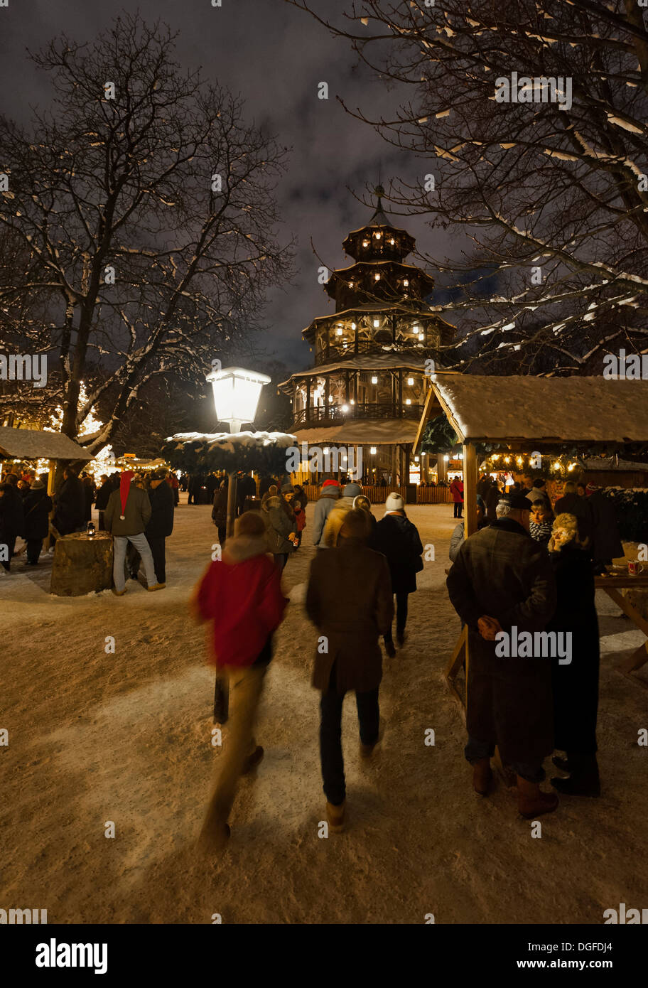 Les gens se promener à travers le marché de Noël à la Tour Chinoise dans le jardin anglais, Munich, Haute-Bavière, Bavière Banque D'Images