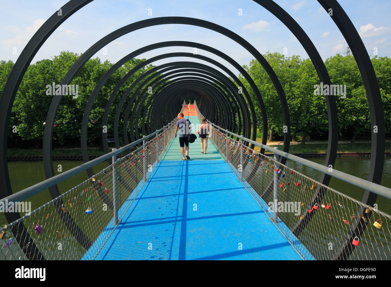 D-Oberhausen, Ruhr, Bas-rhin, Rhénanie du Nord, Westphalie, NRW, Capitale Culturelle RUHR.2010, Art, Emscher 'Slinky Springs à Fame', passerelle sur le Rhin entre Canal et Herne Kaisergarten Emscher islet, Rehberg Bridge, architecte Tobi Banque D'Images