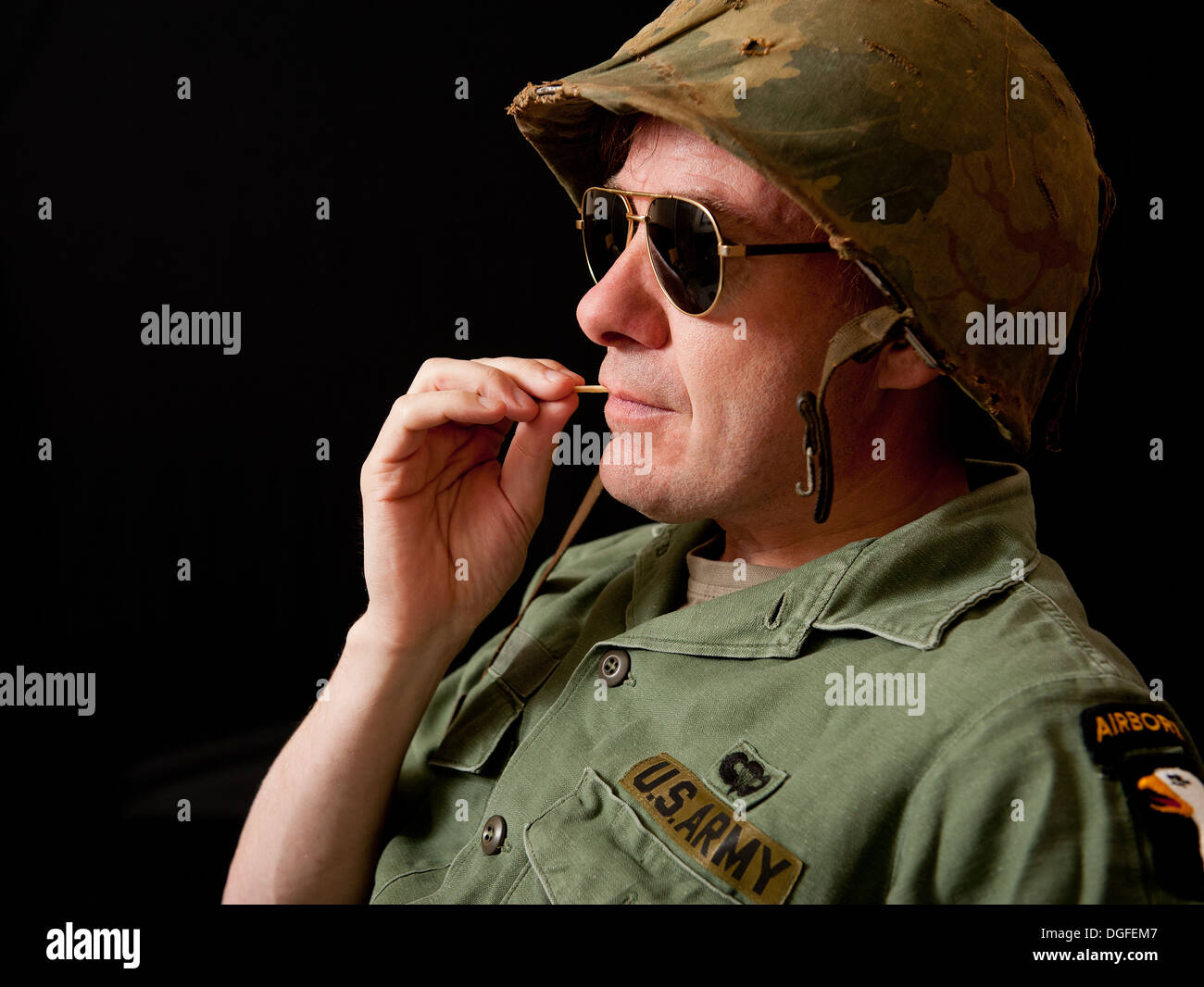 Portrait d'un soldat américain pendant la guerre du Vietnam, portant des lunettes  de soleil et à mâcher sur une allumette Photo Stock - Alamy