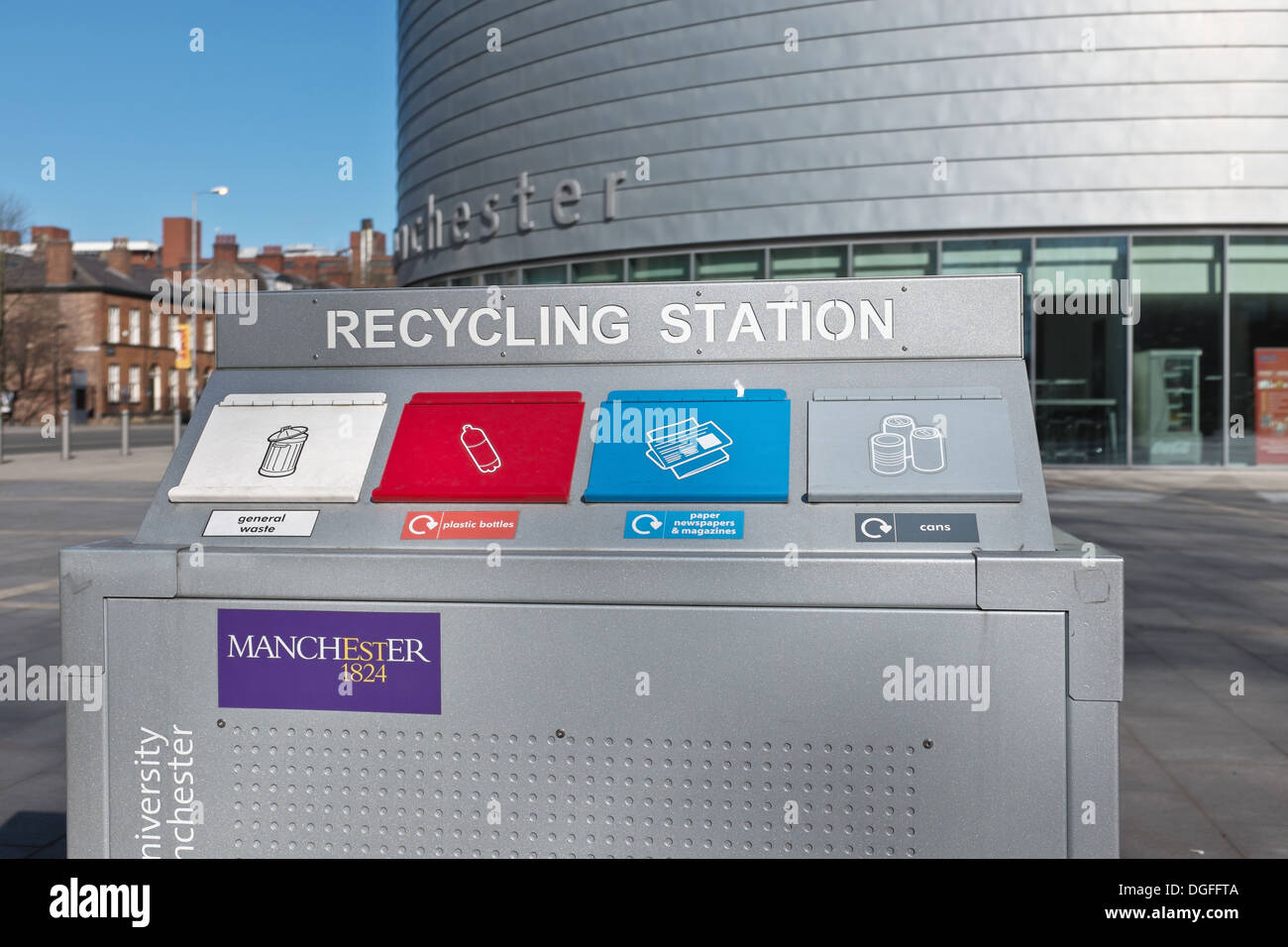 Station de recyclage en dehors de University Place, Oxford Road, l'Université de Manchester, Manchester, UK Banque D'Images
