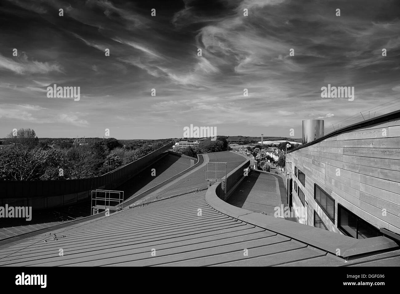 Splashpoint centre de loisirs, Worthing, Royaume-Uni. Architecte : Wilkinson Eyre Architects, 2013. Détail de toit avec des South Downs. Banque D'Images