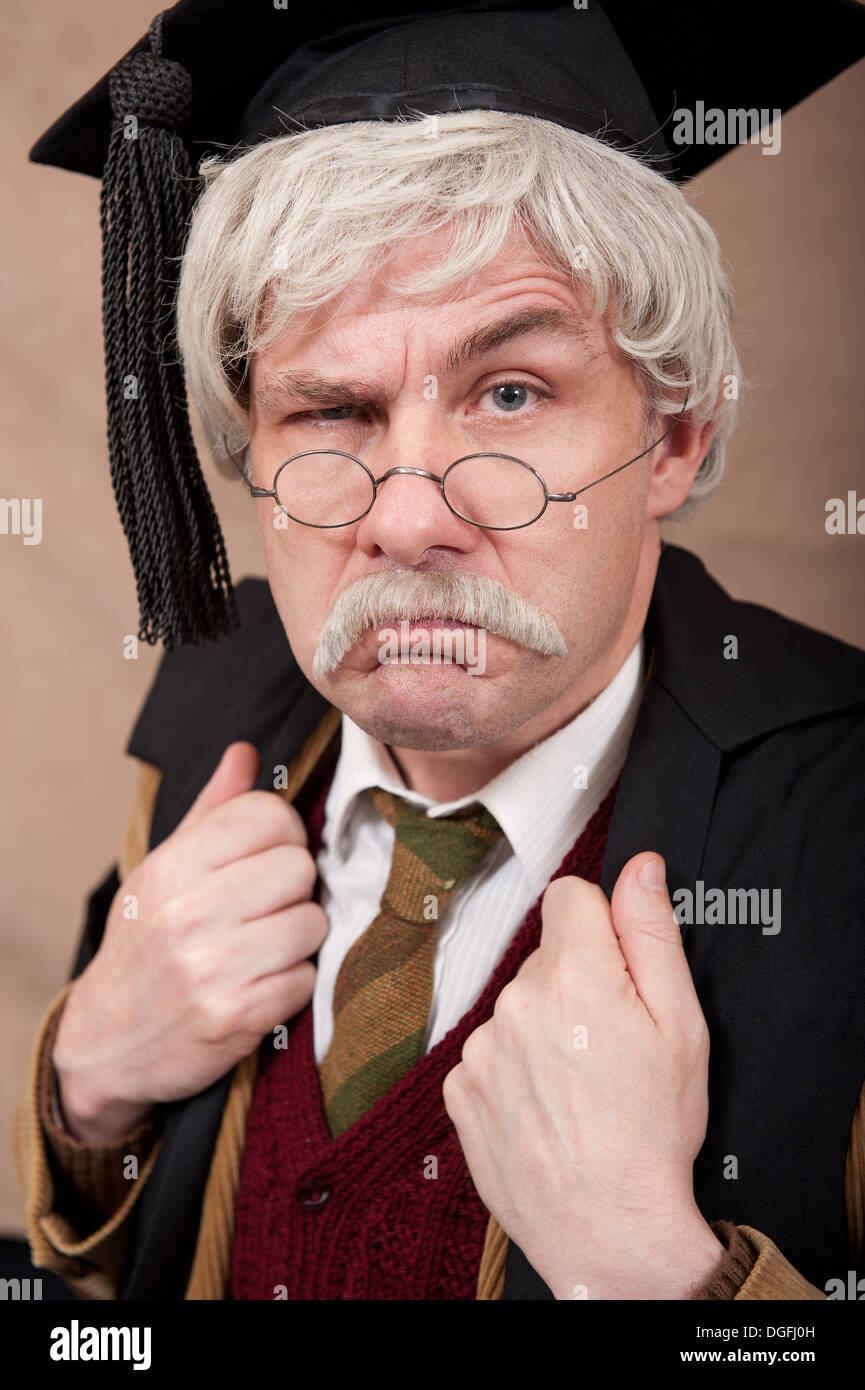 Style ancien proviseur anglais avec toge et mortier. Il a les cheveux gris  et la comparaison de la moustache Photo Stock - Alamy