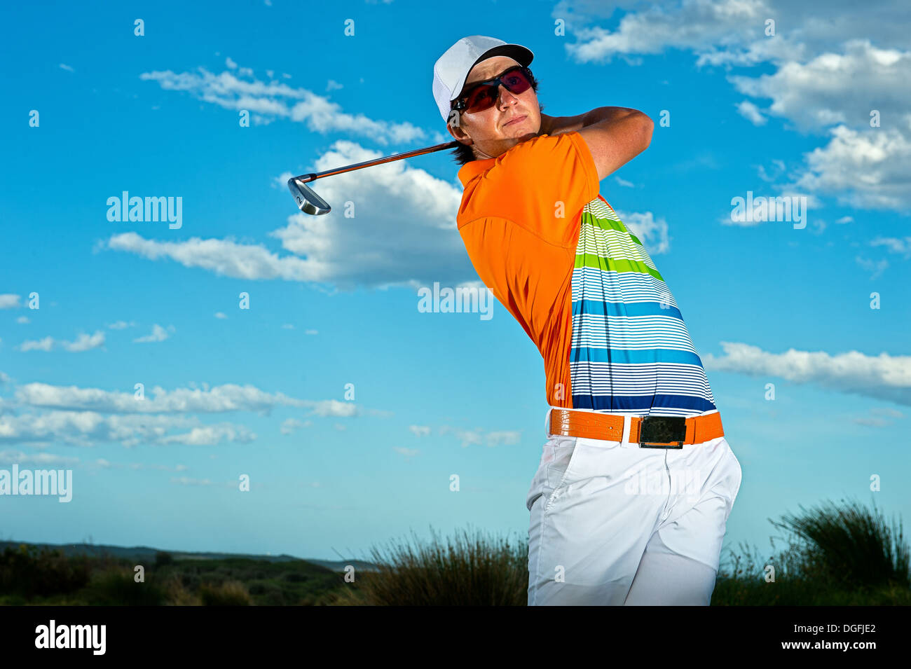 Jeune golfeuse professionnelle joue un fer 2 Banque D'Images