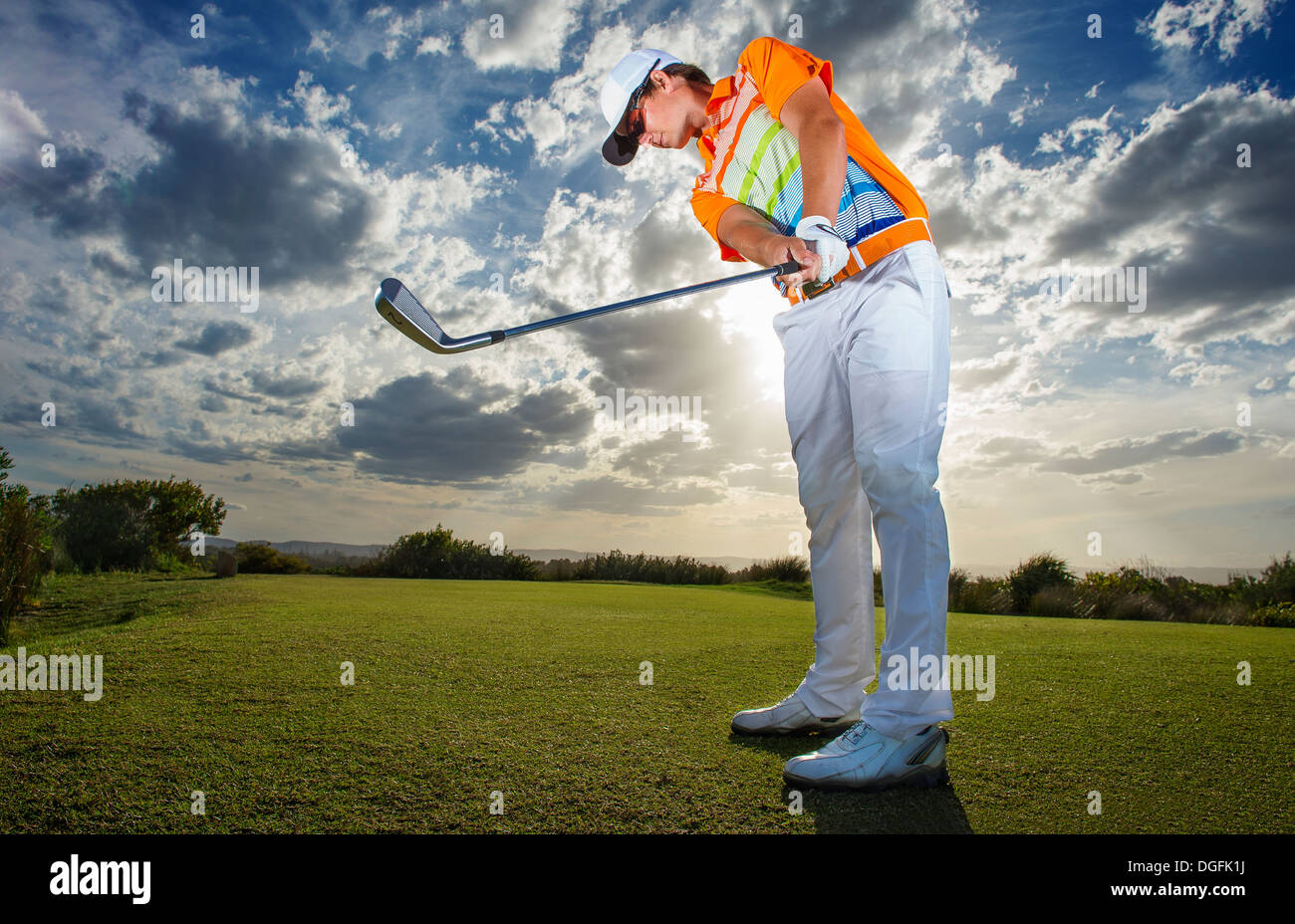 Golfeur jouant un coup de départ avec un fer à repasser deux Banque D'Images