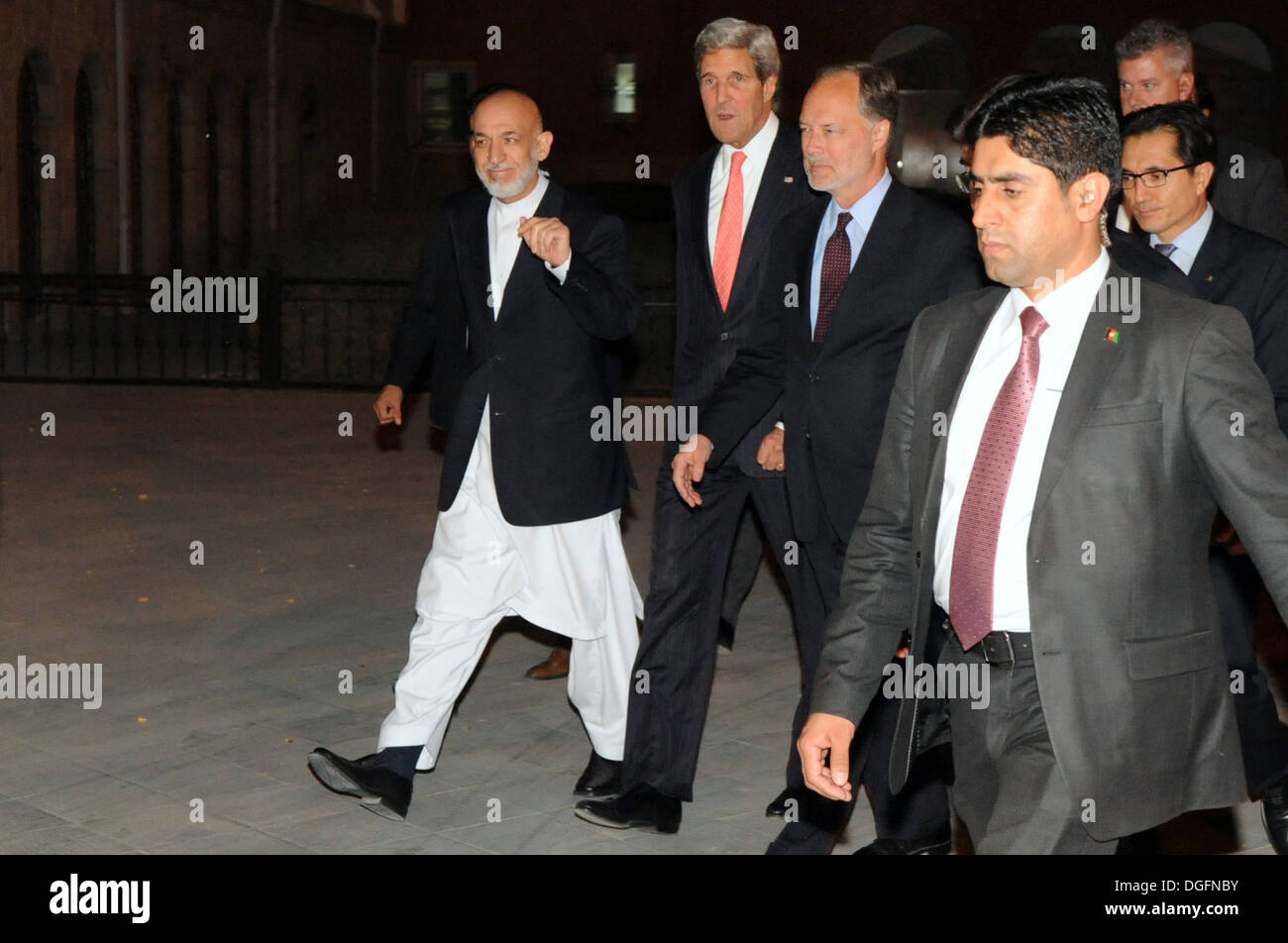 Secrétaire Kerry et le président afghan Hamid Karzaï à la tête d'un dîner de travail Banque D'Images