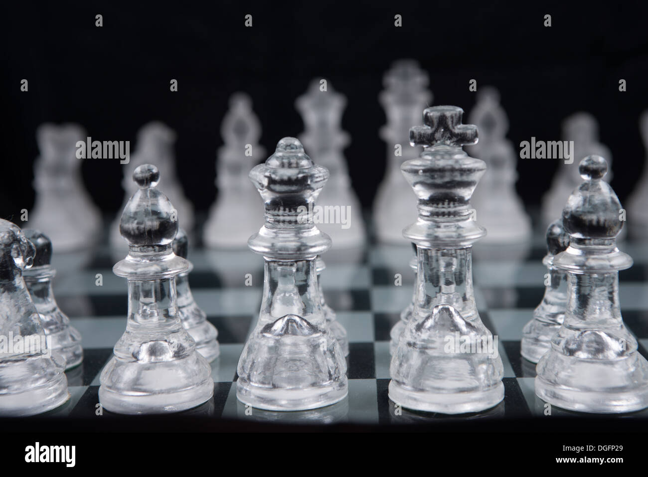 Le jeu d'échecs moderne en verre Banque D'Images