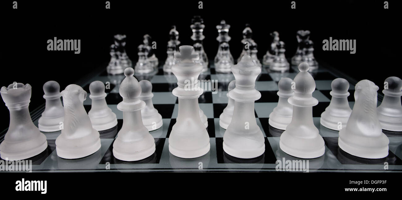 Le jeu d'échecs en verre moderne panorama Banque D'Images