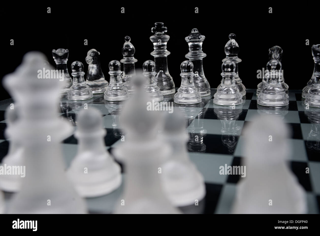 Le jeu d'échecs moderne en verre Banque D'Images
