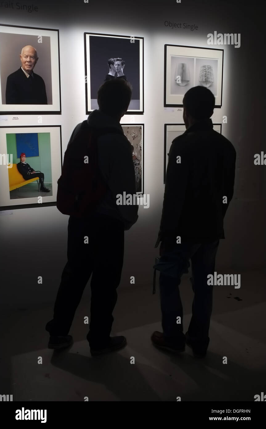 Affichage des personnes dans une galerie d'art Banque D'Images